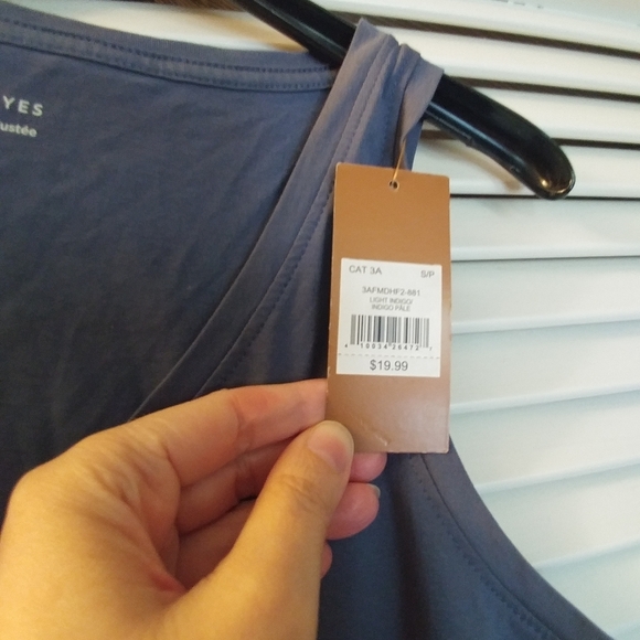 NWT V- neck tank Top - Picture 3 of 3